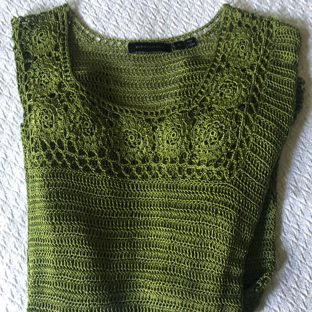 🎶 BCBG Light Knit Top